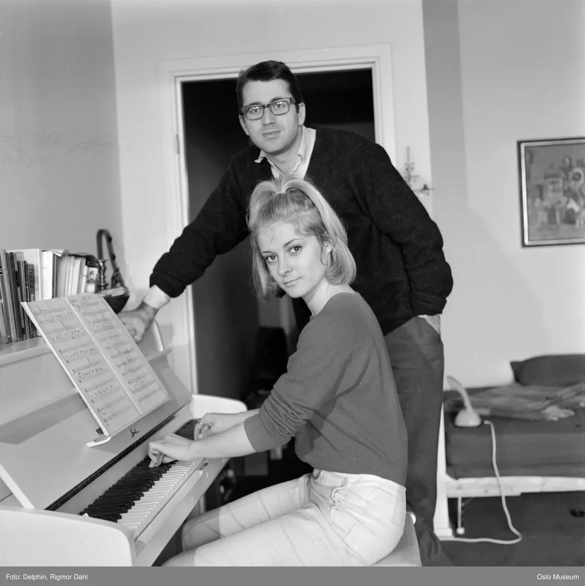 bolig, interiør, stue, kvinne, sangerinne, mann, musiker, komponist, piano