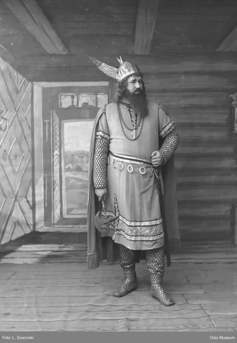 portrett, mann, skuespiller, rollebilde, "Hærmendene på Helgeland" på Christiania Theater, stående helfigur, kostyme, vikingdrakt, hjelm med horn