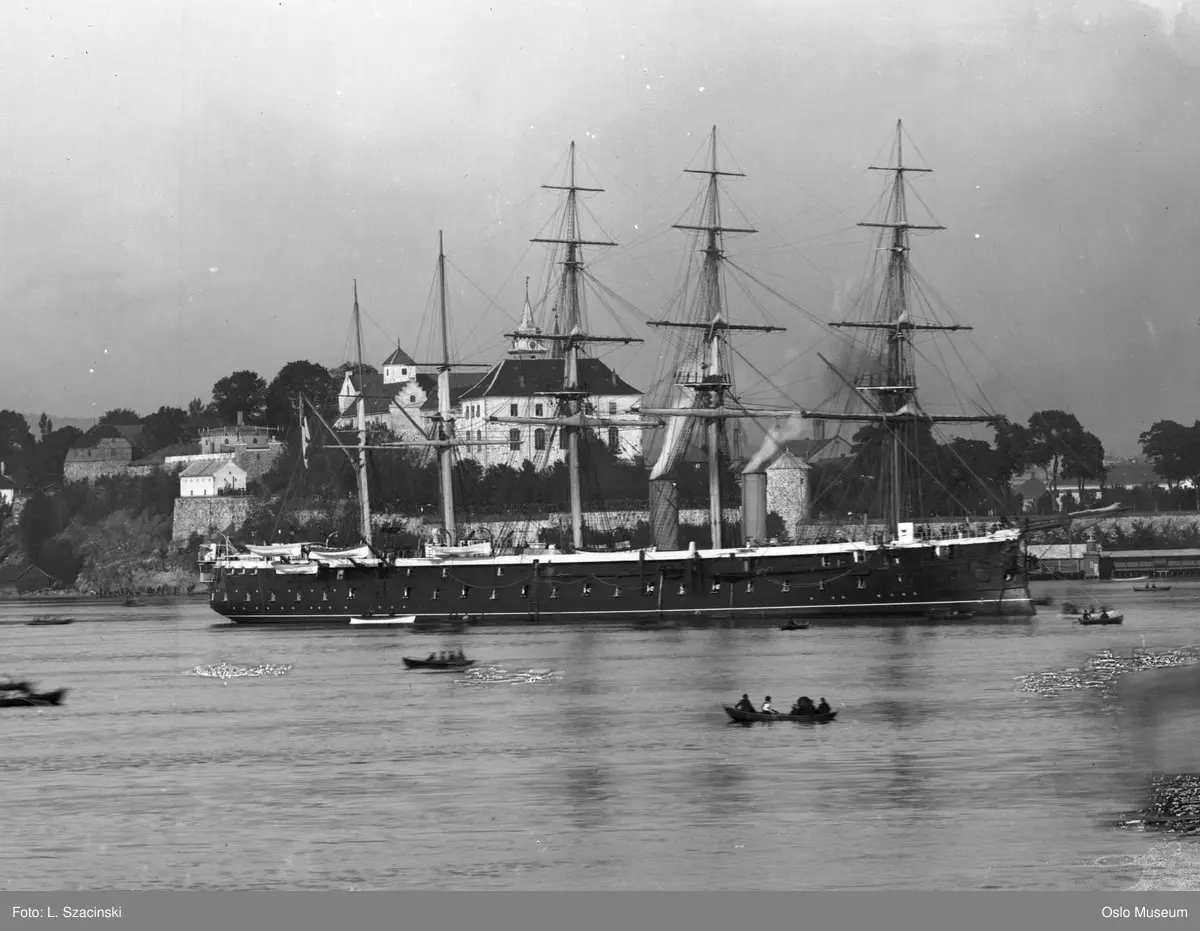 fjord, britisk panserskip, robåter, Akershus festning