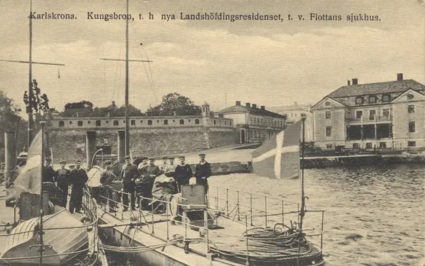 Karlskrona, Kungsbron, t.h. nya Landshöfdingsresidenset, t.v