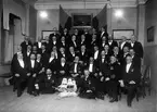 Bilden föreställer ett gruppfoto under 30 årsminnet av H.M. Fregatt Vanadis hemkomst till Karlskrona efter jordomseglingen 1883-1885.
Personen stående till vänster vid gardinens högra mitt är flaggskeppare Ernst Fhal. I mitten amiral Lagercrantz. Sittande till vänster om båten flaggskeppare Mortensson. Sittandes längst fram till vänster i civila kläder är mest troligt Frans Wilhelm Elftman.