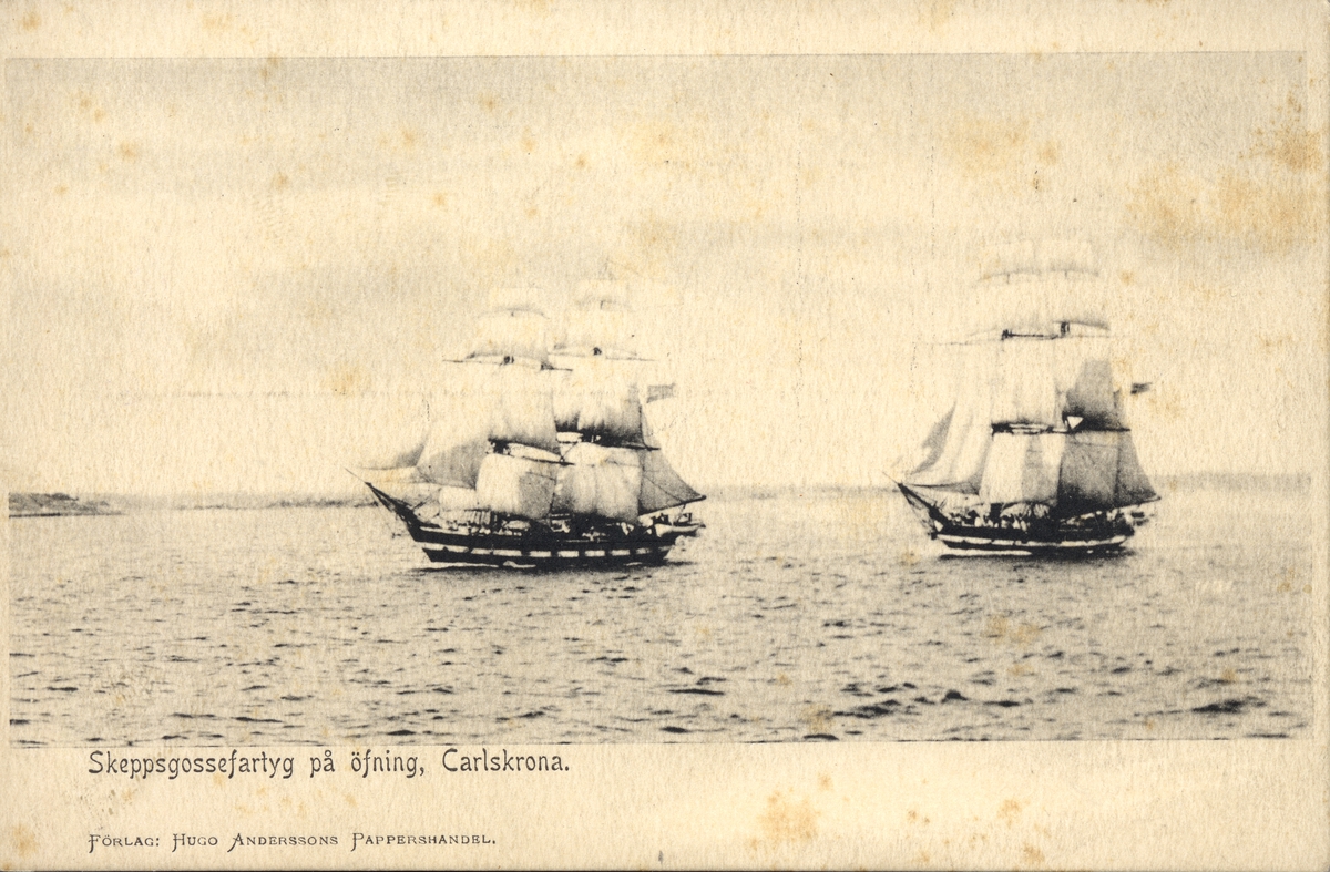Vykort på Skirner och Snappopp.
Skeppsgossebriggarna Skirner och Snappopp på vardera 80 ton, besättningen utgjordes av 55 män här för fulla segel och med vita relingar året är 1896.