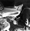 Neg nr 63. Nararna täljs av tallvirke med kniv.   Foto 6.8 (1962).