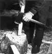 Neg nr 299, Årans handtag täljes med yxa på huggkubben. Foto 23.8 1962.