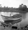 Småland. Kalmar län, Stranda härad, Döderhults socken, Vånevik. Fiskebåten Rubert av Vånevik. L 8,10 m, 27 fot. Br. 9 fot 10 tum. Byggd i oskarshamn 1937 av båtbyggare Pevén för fiskaren Karl Engström, Vånevik. E. brukar den till fiske med laxgarn och sillgarn kring Gotland och i södra Östersjön. denna typ och storlek är numera vanliga i trakten. Söderut och i Blekinge är de ofta något större.