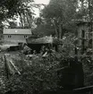 Planen söder om verkstaden sedd från väster. I bakgrunden bottengarnsboden. Christian Madsens båtbyggeri. Foto N(ils) Nilsson aug (19)64. Danmark, Själland, Lynaes.