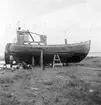 Småland, Kalmar. Stensö. Fiskebåt av kostertyp, bygd i Hällevik, Blekinge, 1950 för 15000 kr. L 33 fot, 23 hkr motor. de flesta fiksebåtar här på kusten bygges numera i Blekinge, sade ägarna, som höll på att stoffa sin båt.