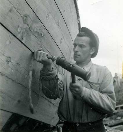 Motorgaleasen Ellen av Böda på slipen för reparation. Mannen på bilden är Peter Petersen. 
Småland, Kalmar län, Stranda härad, Döderhults socken, Saltvik.