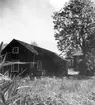 Uppland, Stockholms län, Frötuna skeppslag, Länna socken, Vettershaga. Skeppare Olssons lagård och källarstuga. I lagården har inretts ett sommarrum. Foto i juni 1950.