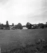 Uppland, Stockholms län, Frötuna skeppslag, Länna socken, Vettershaga. Skeppare Olssons strandställe tv, källarstuga th. Foto i juni 1950.