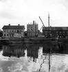 Älvbåten Hagen i Vänersborgs hamn. Byggd på Torskogs varv 1875 av ek och fur på järnspant. förbyggd på Södra Garns varv 1888. Åter förbyggd 1903 och 1937. Hemmahörande i Göteborg 1894-1912, i Torps tegelbruk 1912-1917, i Vänersborg 1917-1954. 10 hkrs motor insatt 1923. 18 hkrs motor insatt 1927. Foto i juli 1954