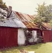 Verkstadens östfasad. I förgrunden en båtmodell. Christian Madsens båtbyggeri. Foto N(ils) Nilsson aug (19)64. Danmark, Själland, Lynaes.