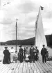 Sällskap på bryggan. Från vänster: Carolina Carlsson (mor till Karl Fredrik), Ebba Wislander (syster till Karl Fredrik) , pojken Idus Carlsson (son till Knut Carlsson), Adele Lundberg (hushållerska hos Carolina Carlsson), Ingeborg Häggblom (syster till Karl Fredrik), flickan Astrid Häggblom, Häggblom (journalist Stockholms Dagblad), Ernst Carlsson (bror till Karl Fredrik) samt Karl Fredrik Carlsson.