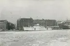 Foto i svartvitt visande passagerarmotorfartyget Nordbornholm vid kaj i Köpenhamn under 1939-1940-talet