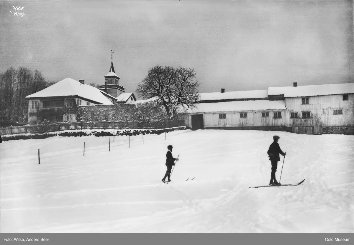 Frogner Hovedgård, vestsiden, snø, skiløpere2