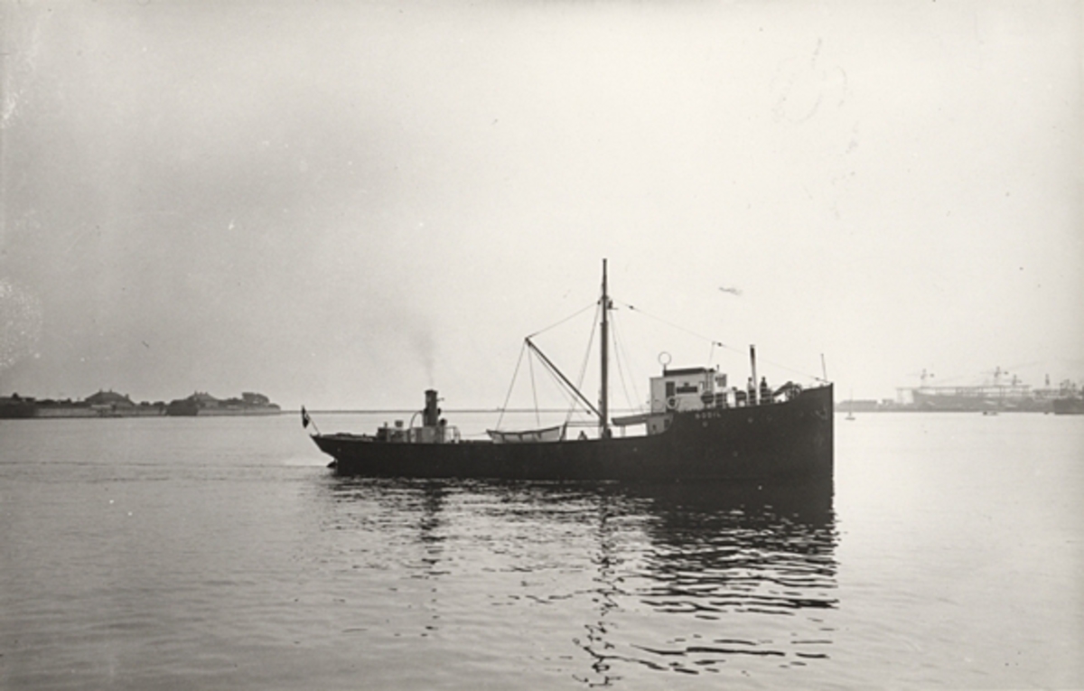 Foto i svartvitt visande tankmotorfartyget "BODIL" av Fredericia i Köpenhamn i början av 1930-talet.