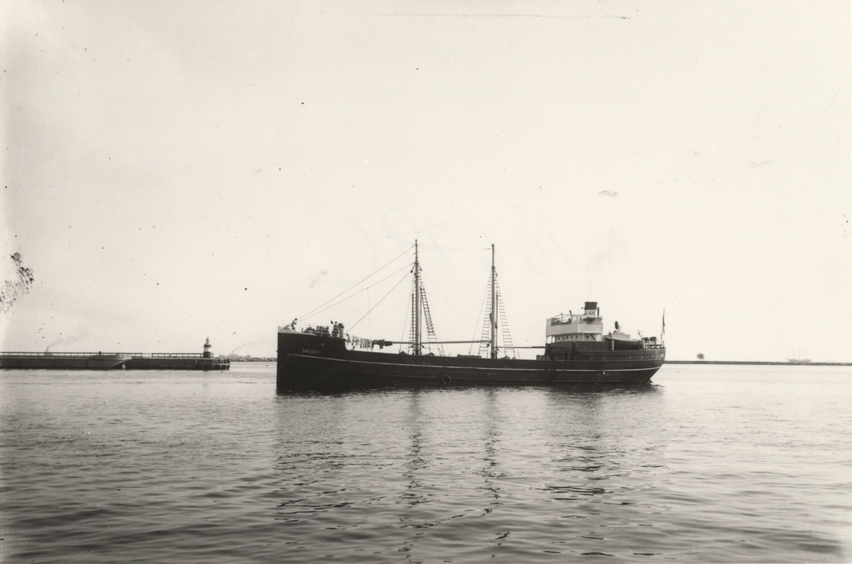 Foto i svartvitt visande lastmotorfartyget "SWEDEN" av Mariehamn i Köpenhamn under 1930-talet.