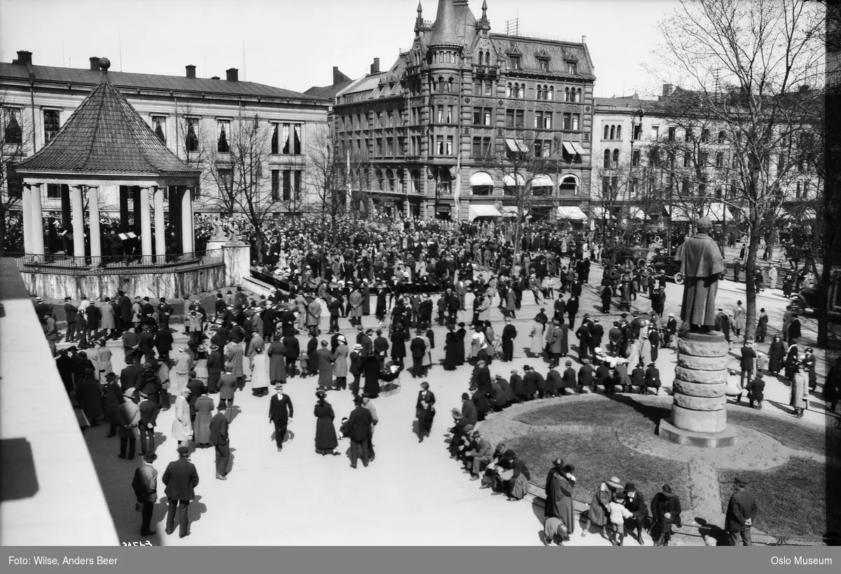 musikkpaviljong, musikkorps, publikum, biler, Universitetet, forretningsgårder