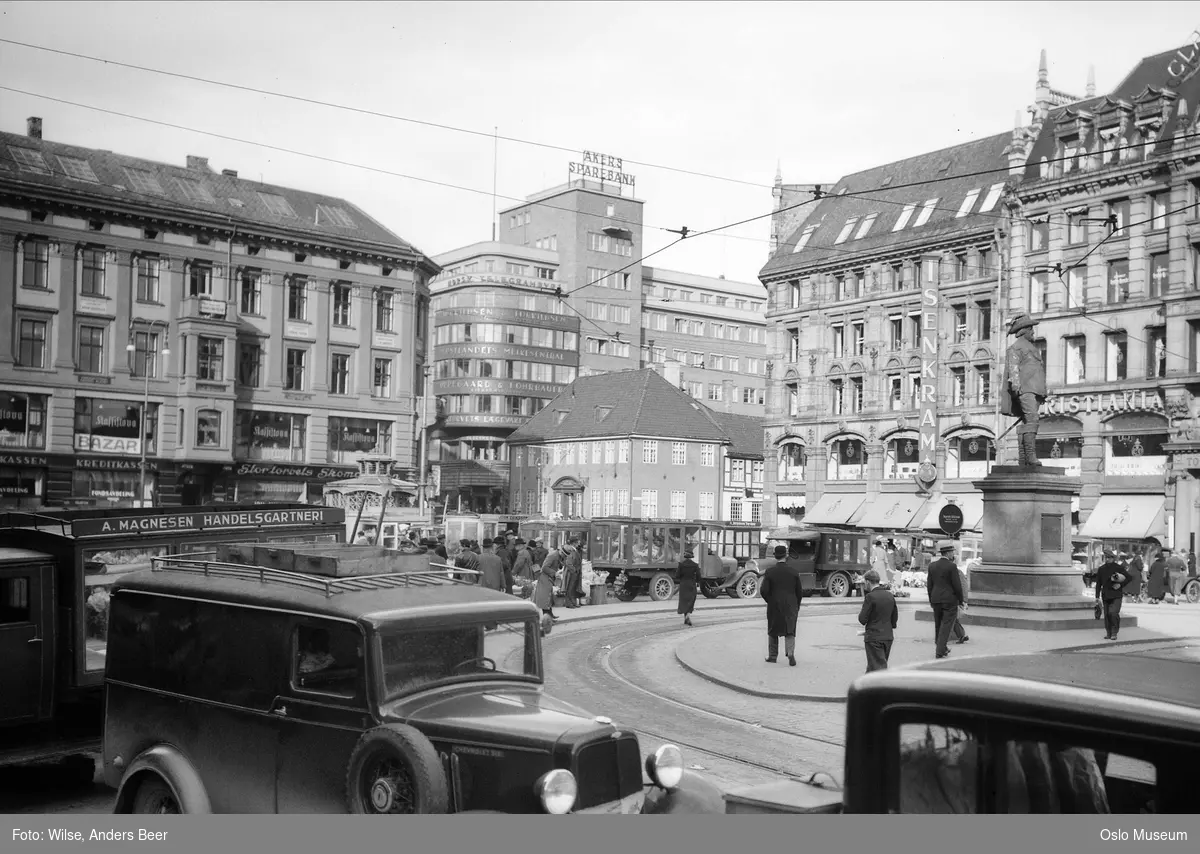 torg, torghandel, forretningsgårder, biler, portrettstatue, mennesker, gateliv