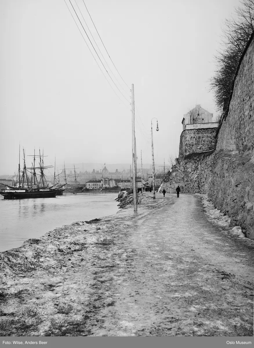 Akershus festning, vei, mennesker, fjord, seilskip, by