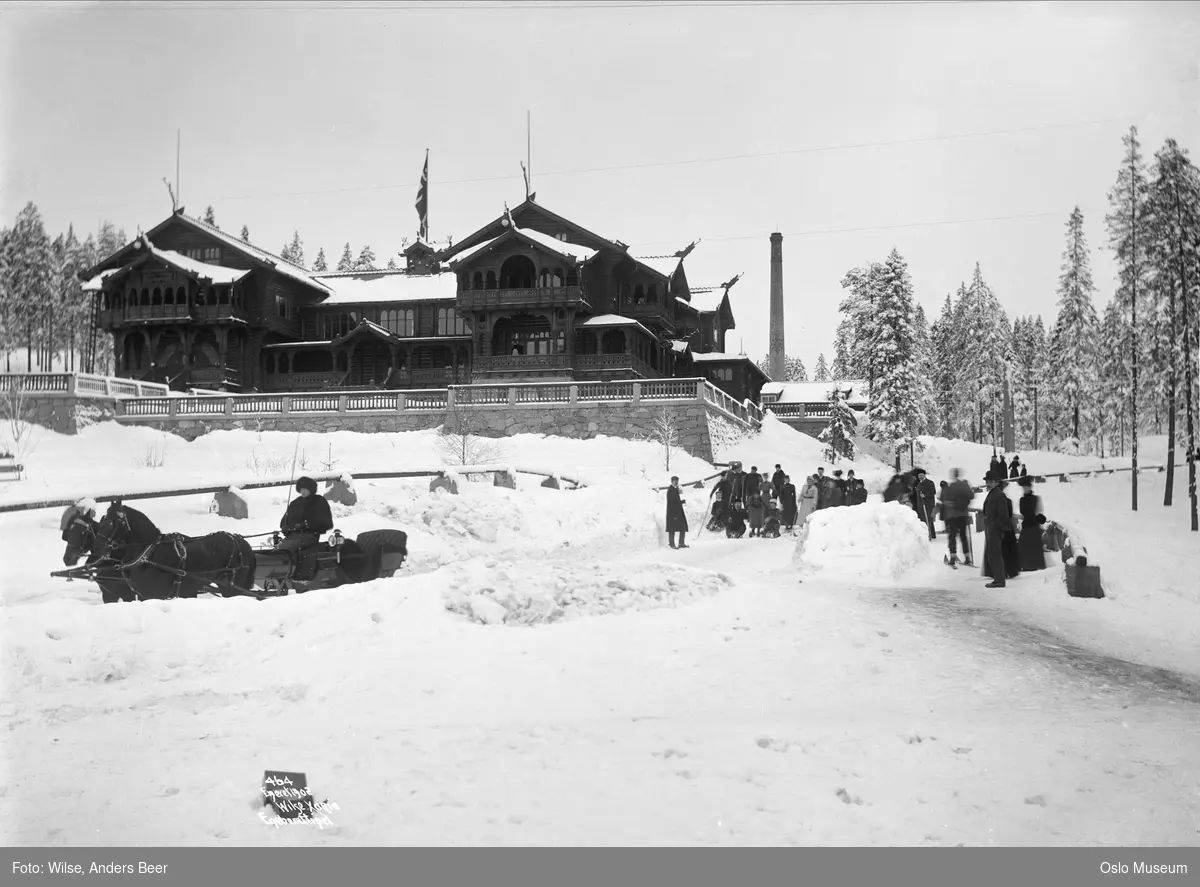 Holmenkollen turisthotell, mennesker, ski, kjelker, hest, slede, skog, snø