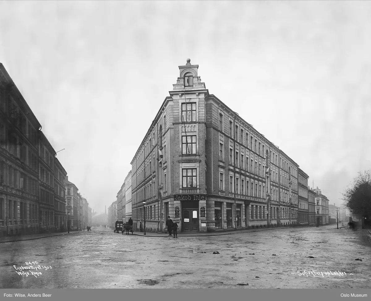 bygårder, hjørnegård, kolonialforretning, mennesker, hestekjøretøy