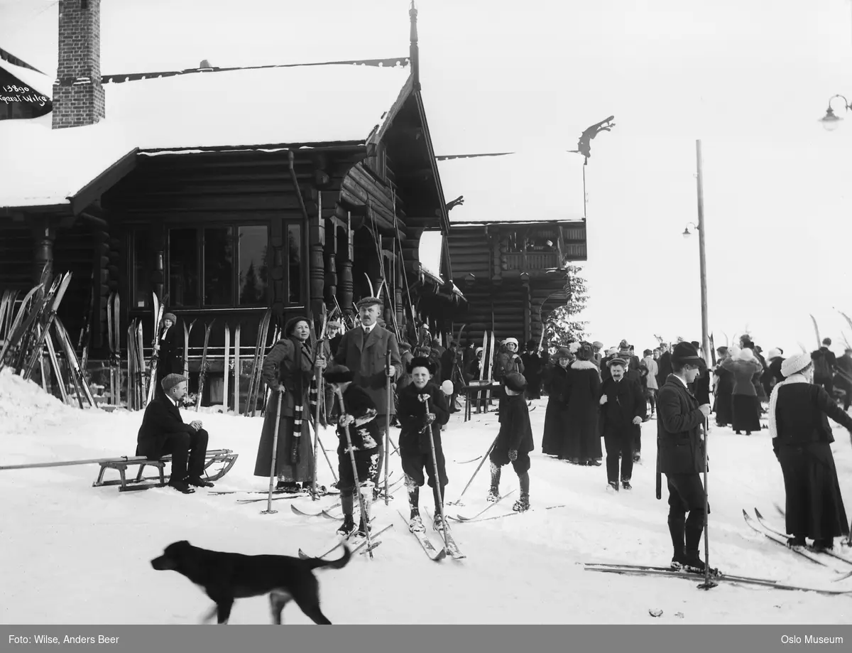 Frognerseteren, sportsliv, kvinner, menn, barn, hund, ski, kjelke