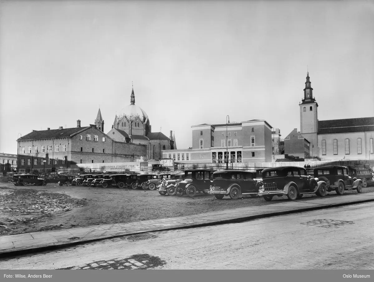 Trefoldighetskirken, Deichmanske bibliotek, Margaretakyrkan, plankegjerde, parkeringsplass, biler