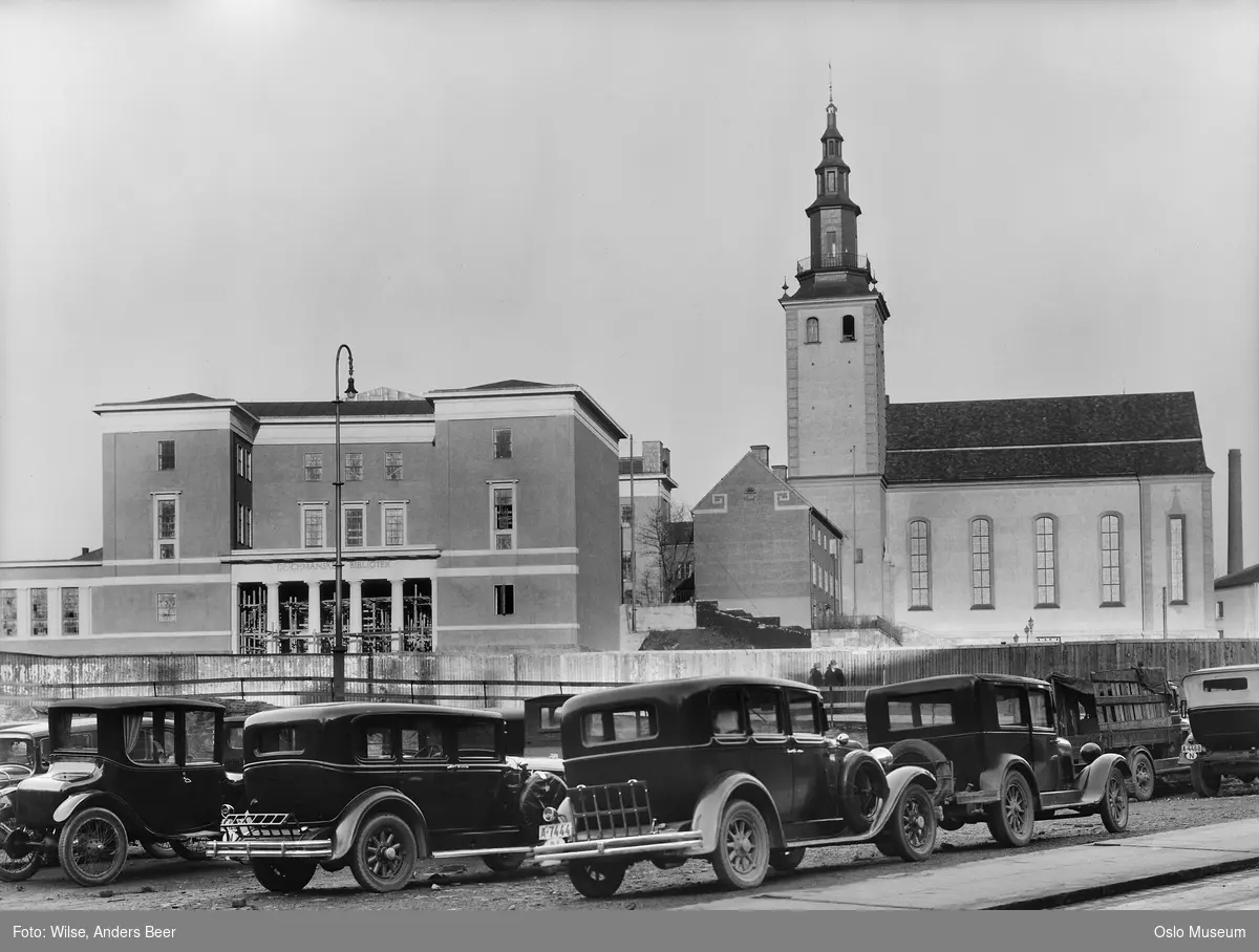 Deichmanske bibliotek, Margaretakyrkan, plankegjerde, parkeringsplass, biler