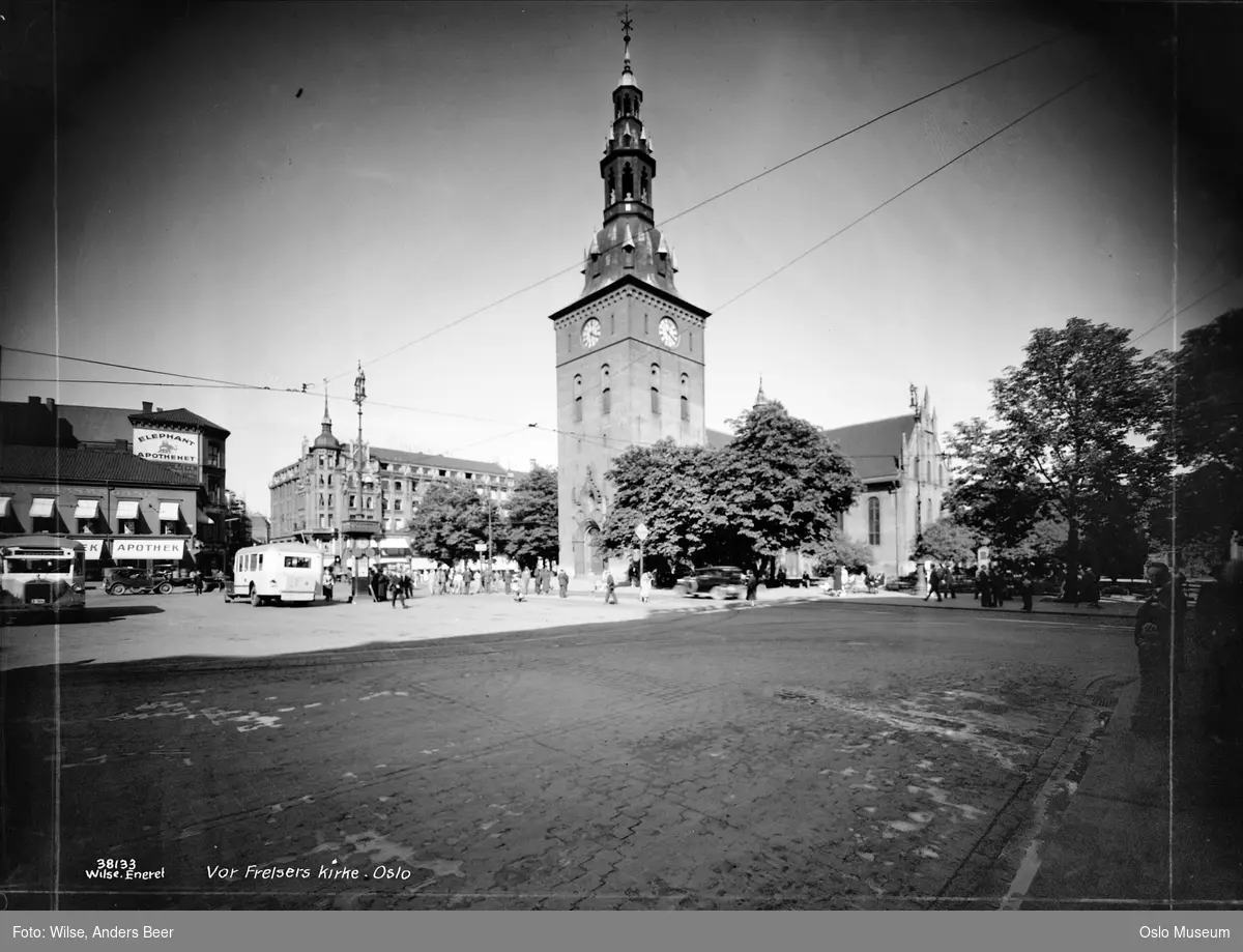 torg, Vår Frelsers kirke, forretningsgårder, biler, buss, mennesker