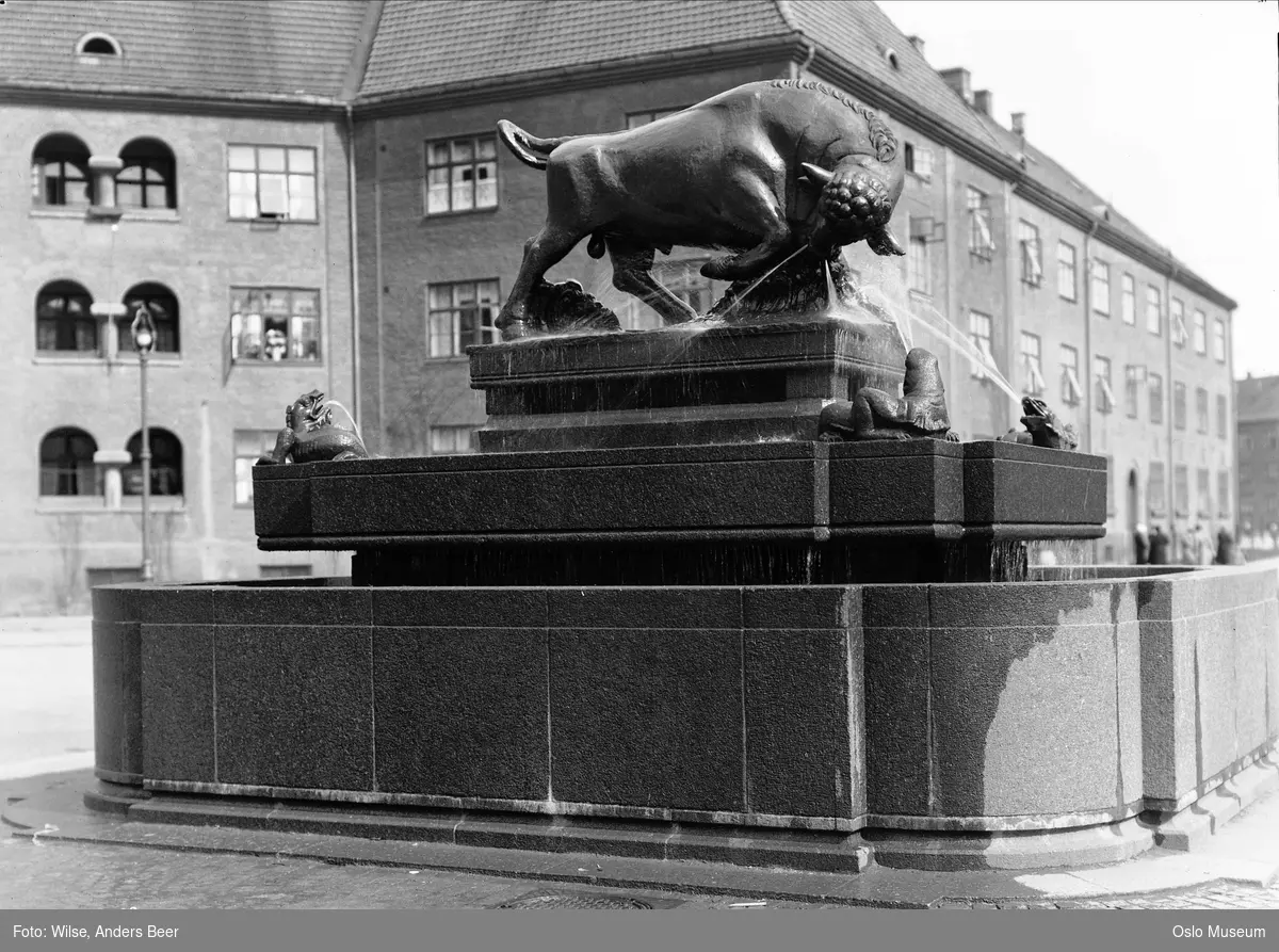 okseskulptur, fontene, bygård