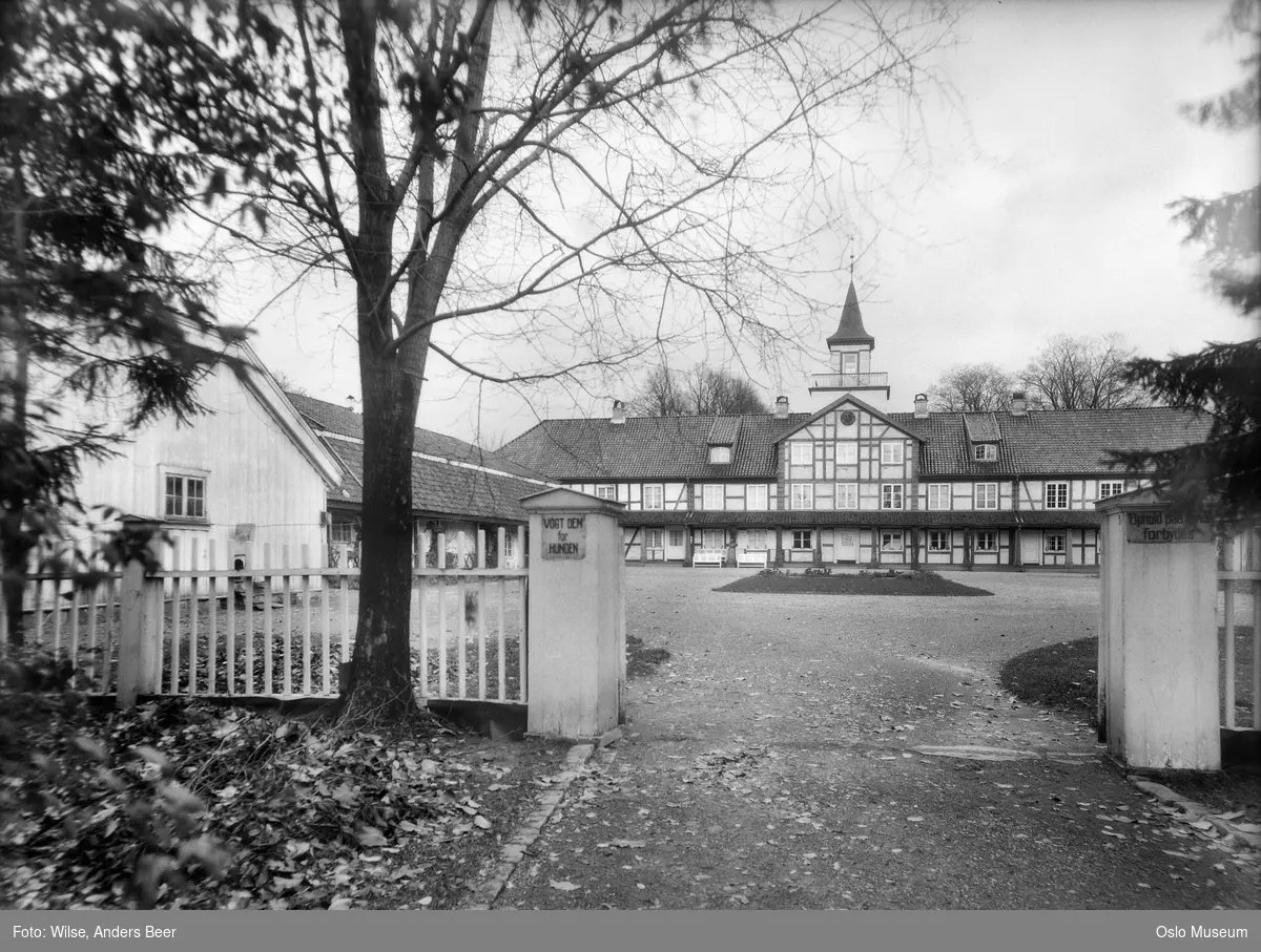 Frogner Hovedgård, Oslo Bymuseum, gjerde, port, skilt, gårdsplass