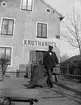 Ruben Liljefors utanför Liljefors kruthandel, kvarteret Edda, Svartbäcksgatan 37, Uppsala 1900 - 1901