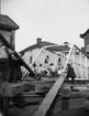 Bron vid Skolgatan under flyttning till Odensgatan, Uppsala 1901