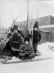 Carin, Olle och Ivar Liljefors i lappdräkt, sannolikt Uppsala 1900 - 1901