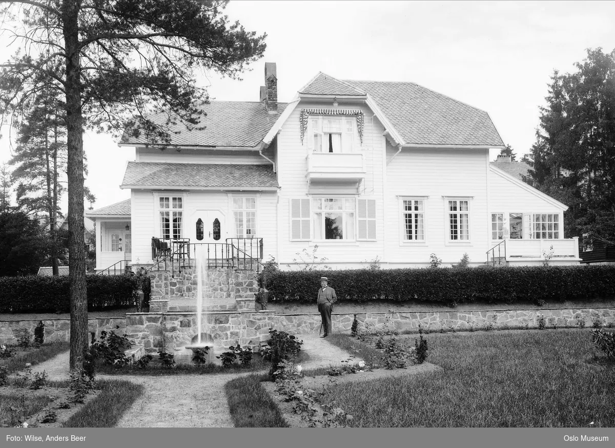 villa Nystuen, hage, springvann, mann