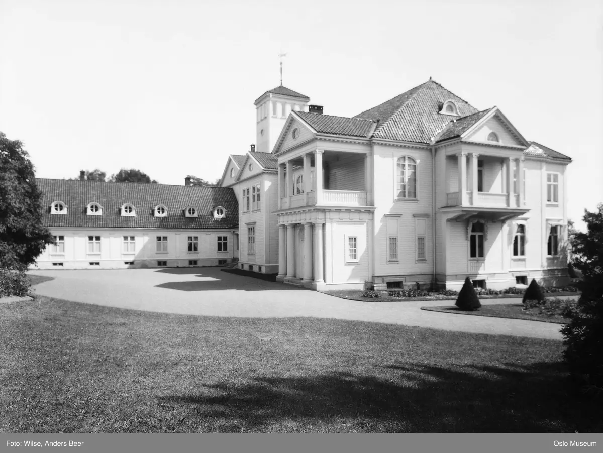 Skaugum gård, inngangsparti, gårdsplass, hage