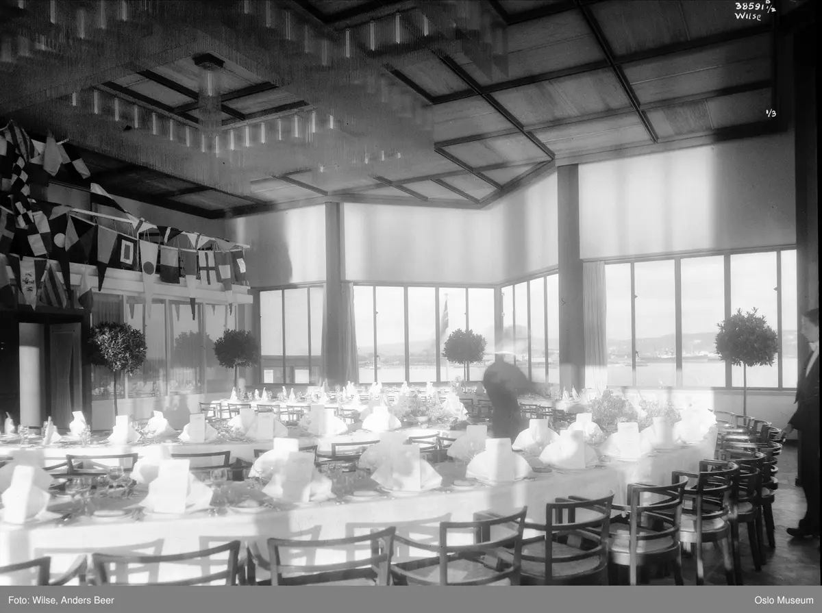 Dronningen restaurant, interiør, spisesal, oppdekning, vimpler, utsikt, båter