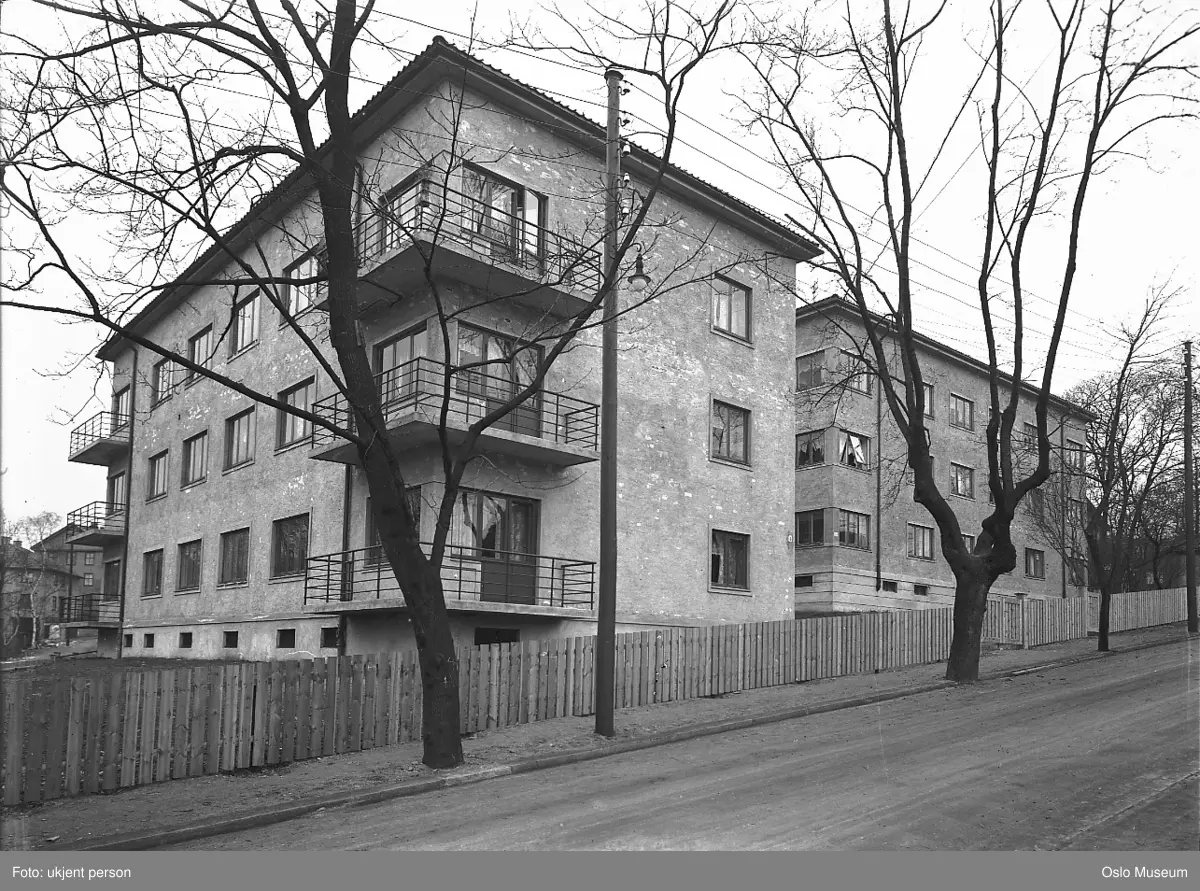 boligblokker, gjerde, gateløp