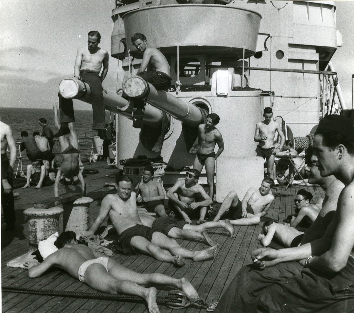 Besättningen solar på fördäck ombord på kryssaren Fylgia. Foto troligen från långresan till Medelhavet och Väst-Afrika åren 1947 - 48.