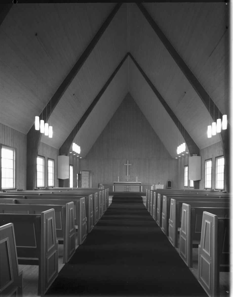 Interiør i Indre Eidsfjord kirke på Holmstad i Sortland 1970. Kirka ble innviet dette året.