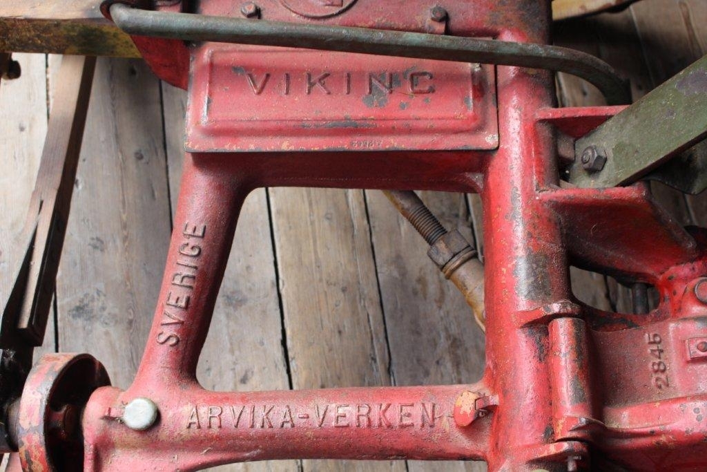 Emblem med viking med hjelm, sverd og skjold.