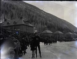 Oppvisning i kunstløp av Sonja Henie og lengdeløp av Roar La