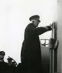 Konung Gustaf V skriver sitt namn på överbyggnaden på H.M.S. Tre Kronor.