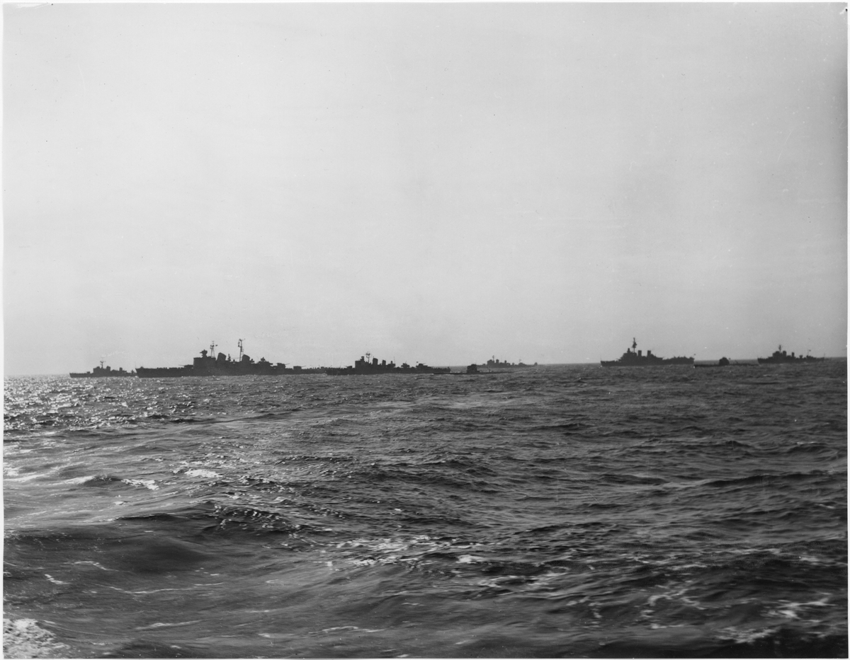 [från Fotobeskrivning:] "Eskaderbild år 1954"
"Marinens Pressdetalj Codenr.: 018 Reg.Nr.: 17 426"