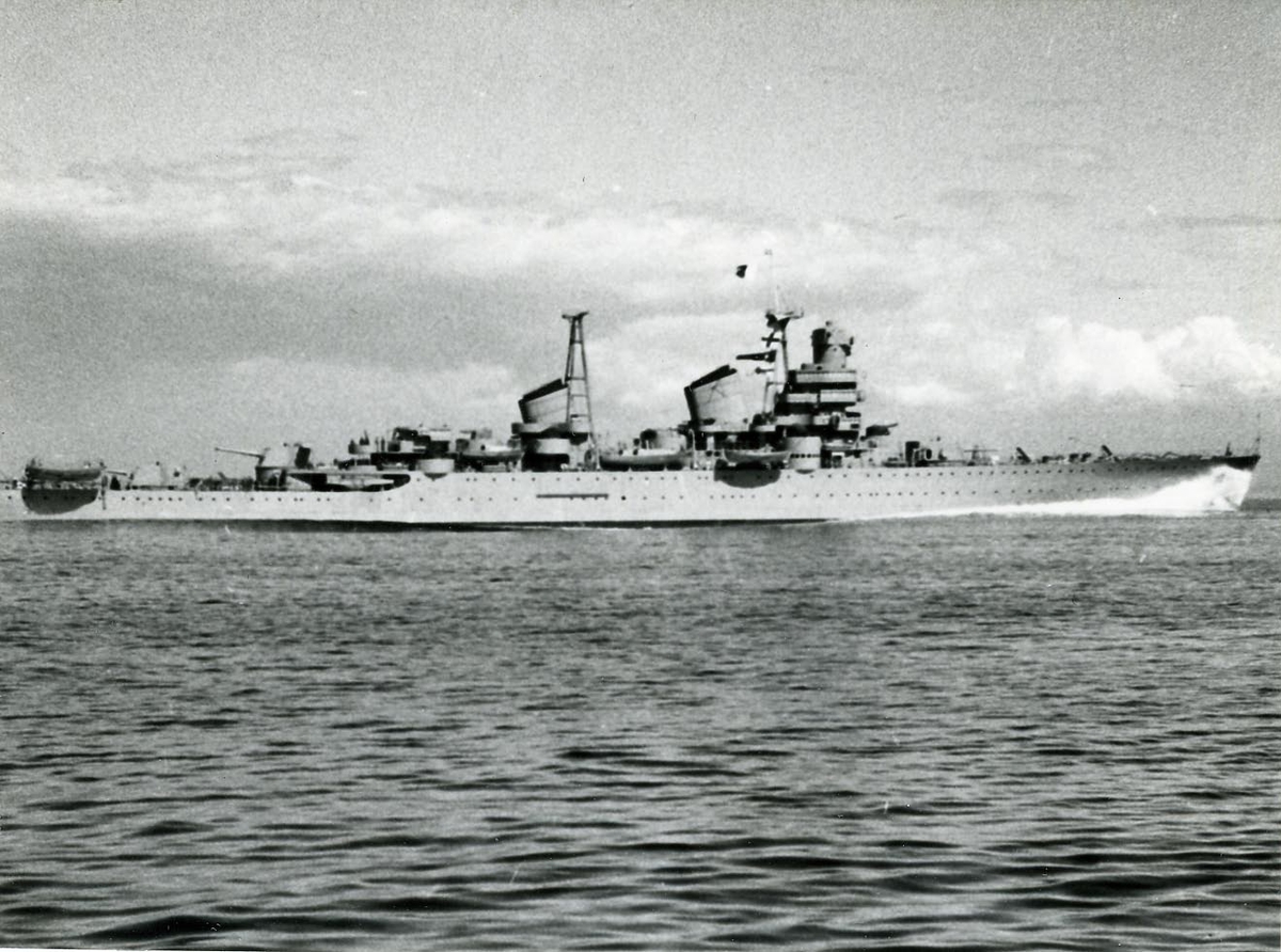 Kryssaren TRE KRONOR under gång.