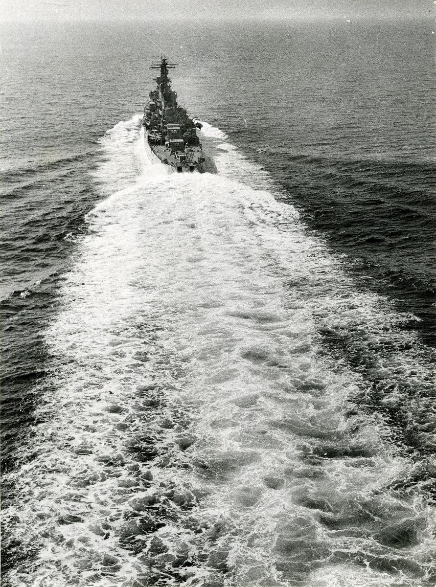 Kryssaren TRE KRONOR under gång. Flygfotografi.