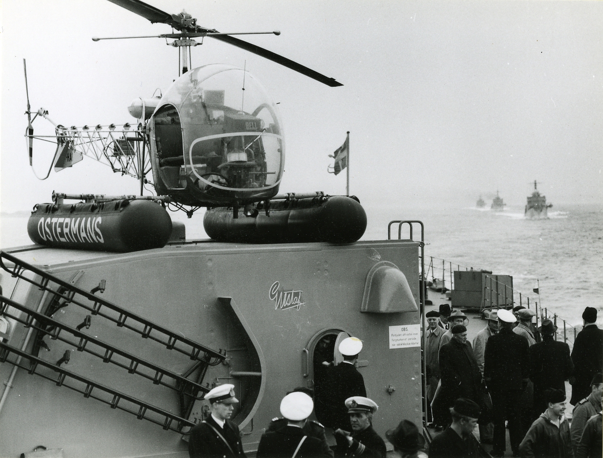 En lätt helikopter har just landat på ett av kryssaren Tre Kronors kanontorn.