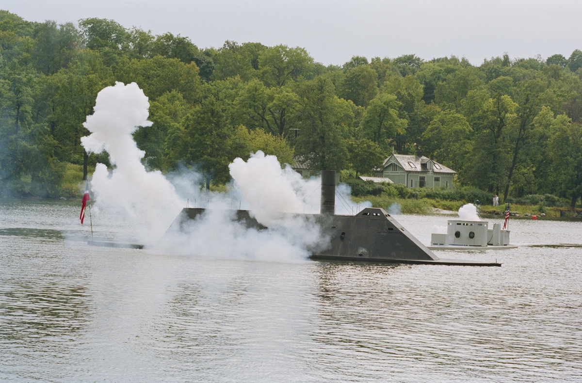 John Ericssons dag 2003. Rekonstruktion av slaget vid Hampton Roads 1862 med skalareplikor av de fartyg som deltog i striden. I förgrunden CSS VIRGINIA, i bakgrunden USS MONITOR.