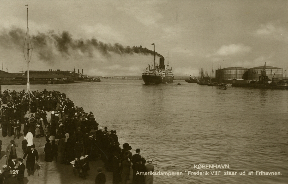 Köpenhavn. Amerikasampern "Fredrik VIII" staar ud af Frihavnen.
S.N. Philipson, Köpenhavn